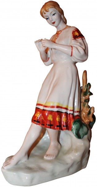 Антикварная фарфоровая статуэтка "Гадание на ромашке". Производство: Полонский завод ЗХК с 1992 года. Материал: фарфор.